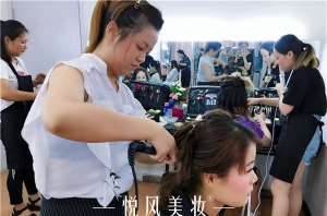 作为一所优秀的化妆学校，应该具有哪些优势？