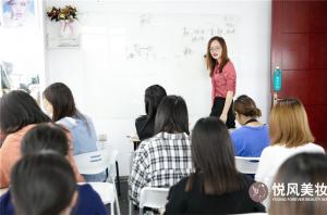 暑假必读：高考后去打暑假工还是学化妆呢？