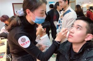 化妆培训学校TOP榜：教学、就业、收费全方位对比