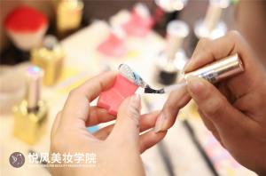 人生迷茫的时候庆幸遇到悦风美妆学院